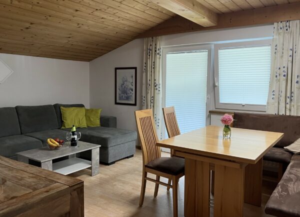 Haus Hofer - Sitzecke der Ferienwohnung in Bramberg am Wildkogel